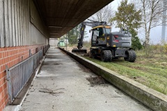 Erdarbeiten mit dem Bagger für die Auslauferweiterung